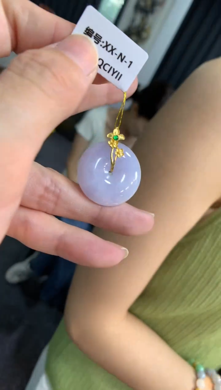 翡翠18K金镶嵌颈饰平安扣