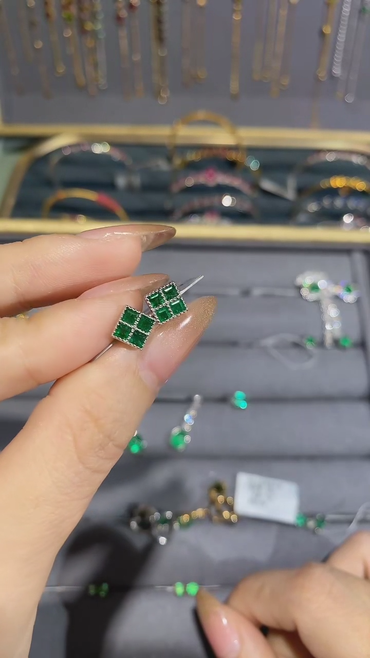 【闪购商品】祖母绿耳饰18K金镶嵌耳钉