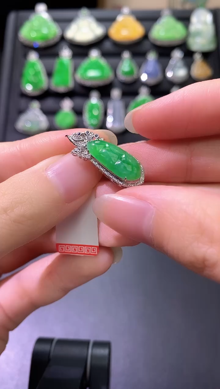 颈饰18K金镶嵌翡翠豆子