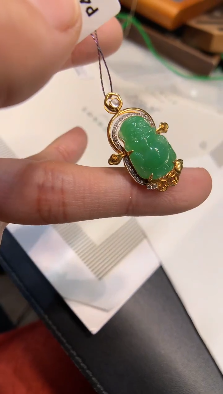 颈饰18K金镶嵌翡翠财神