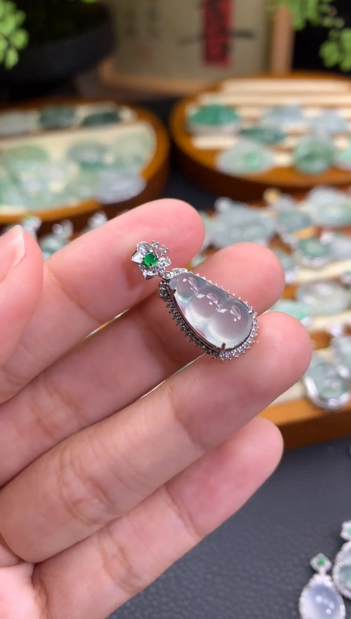 【闪购商品】翡翠颈饰18K金镶嵌福豆