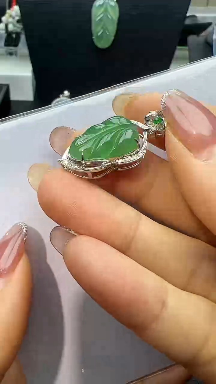 【闪购商品】翡翠颈饰18K金镶嵌叶子吊坠