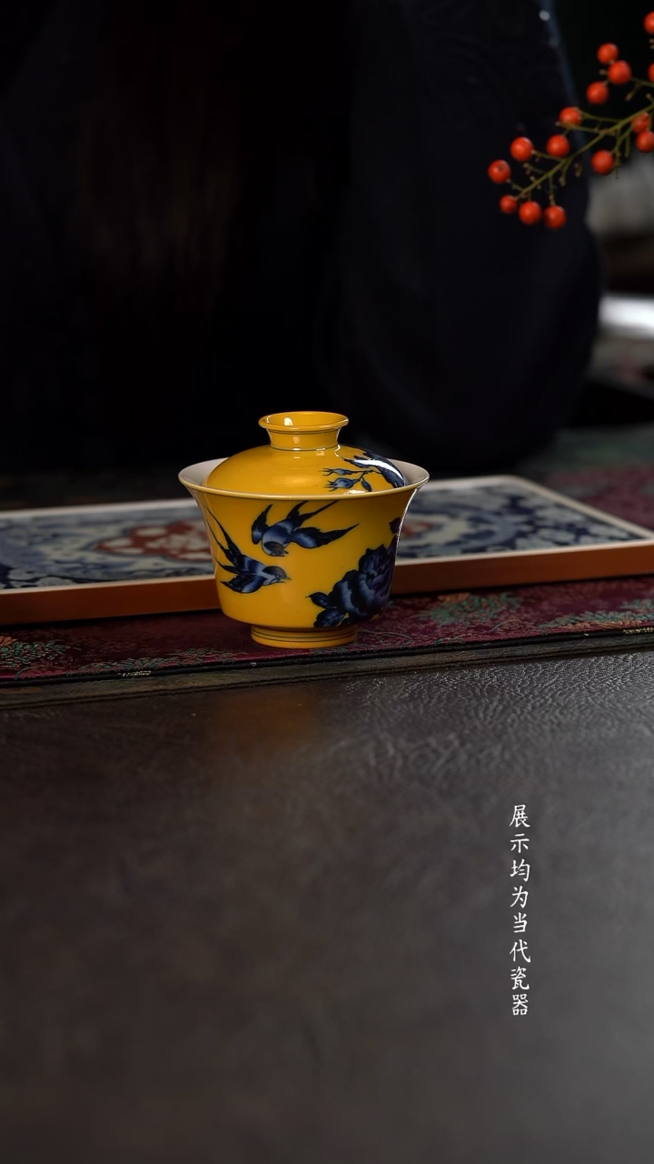 洪印慕明黄釉月季双燕马蹄盖碗