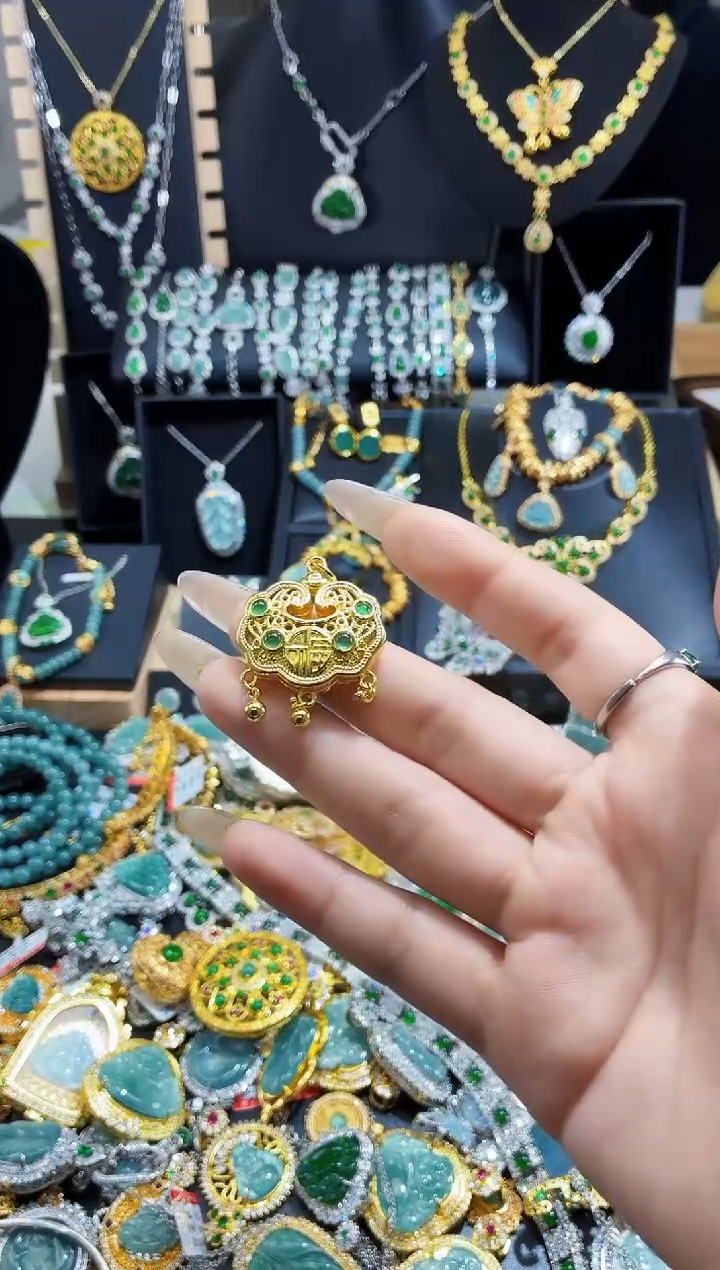 翡翠未镶嵌吊坠(赠链)天然翡翠a货 多样性发其一