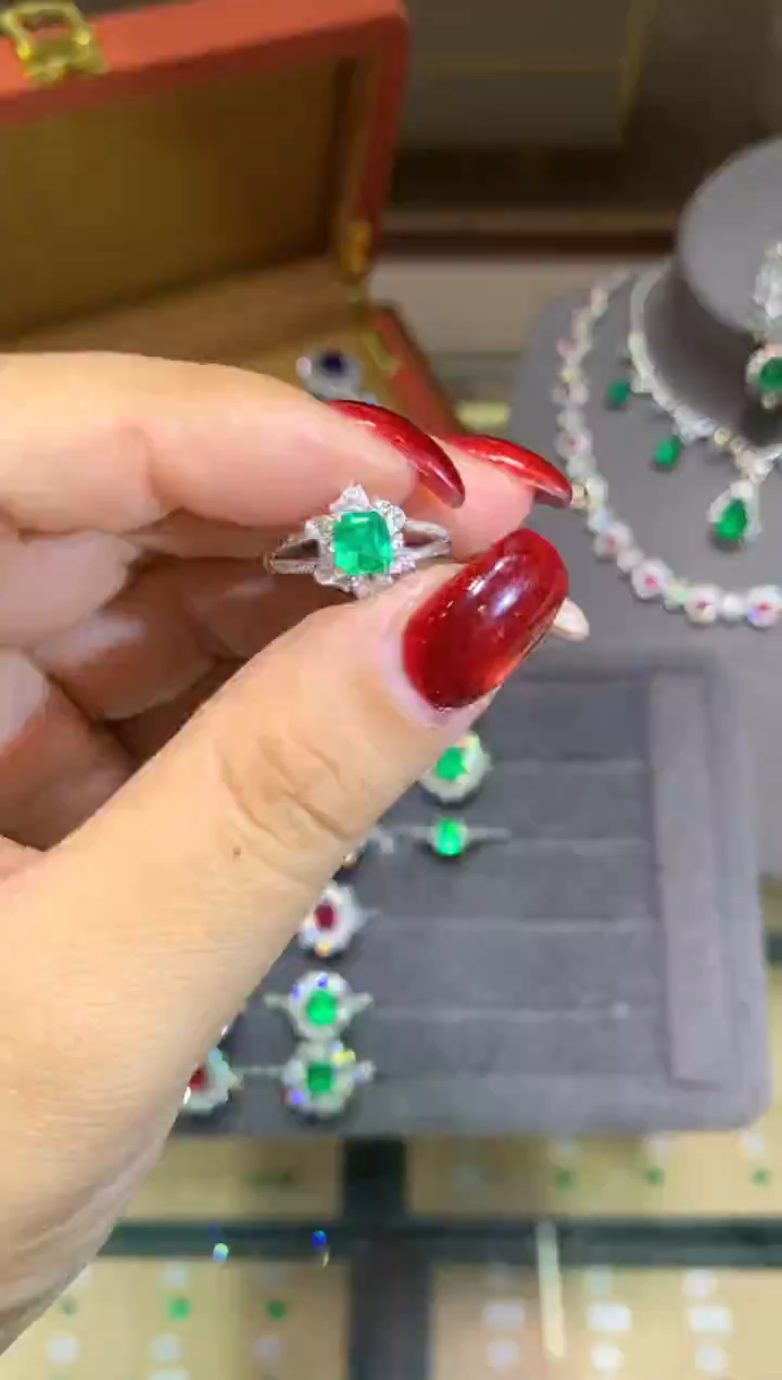 18K金镶嵌戒指祖母绿0.67ct