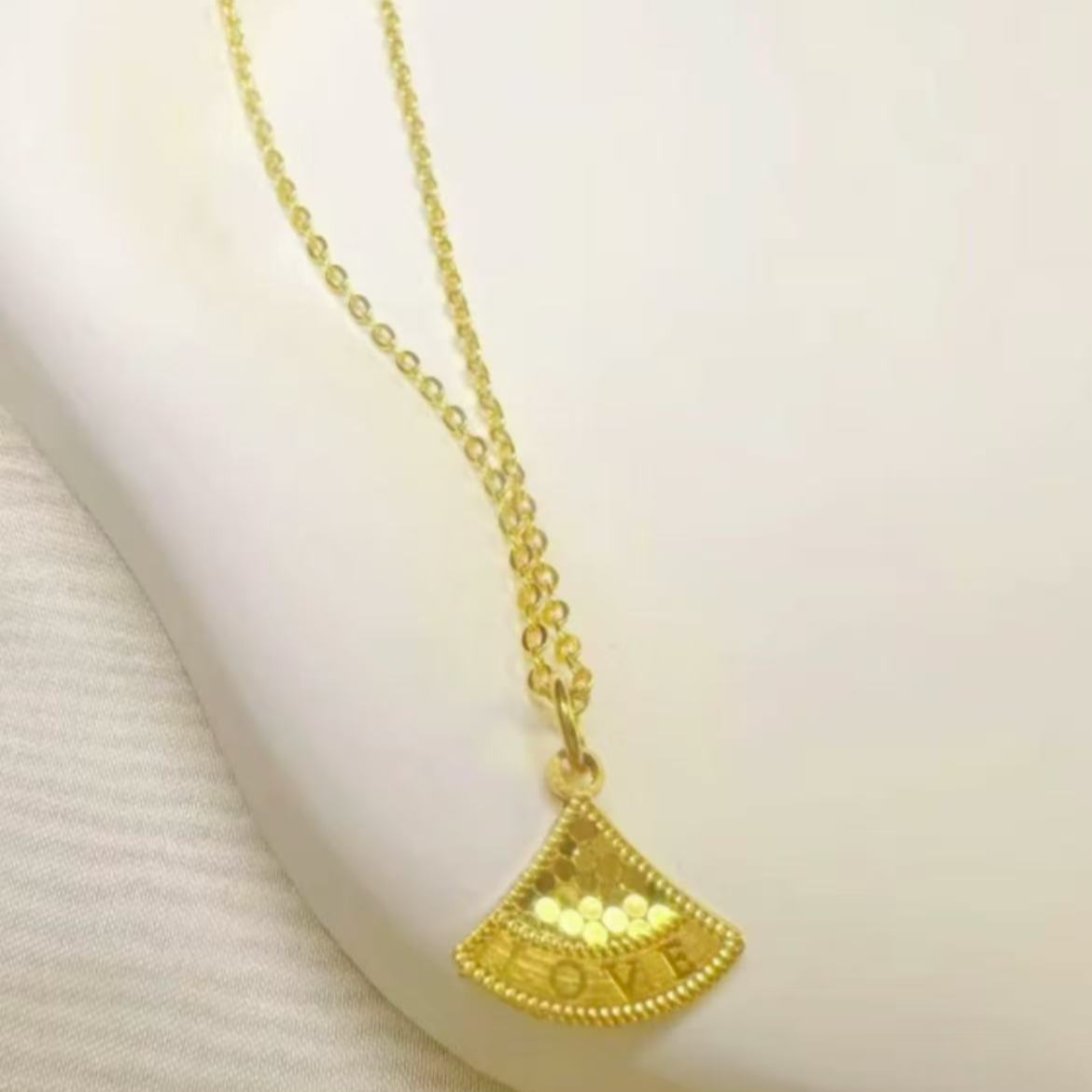 合金项链 黄色love小裙子扇形项链