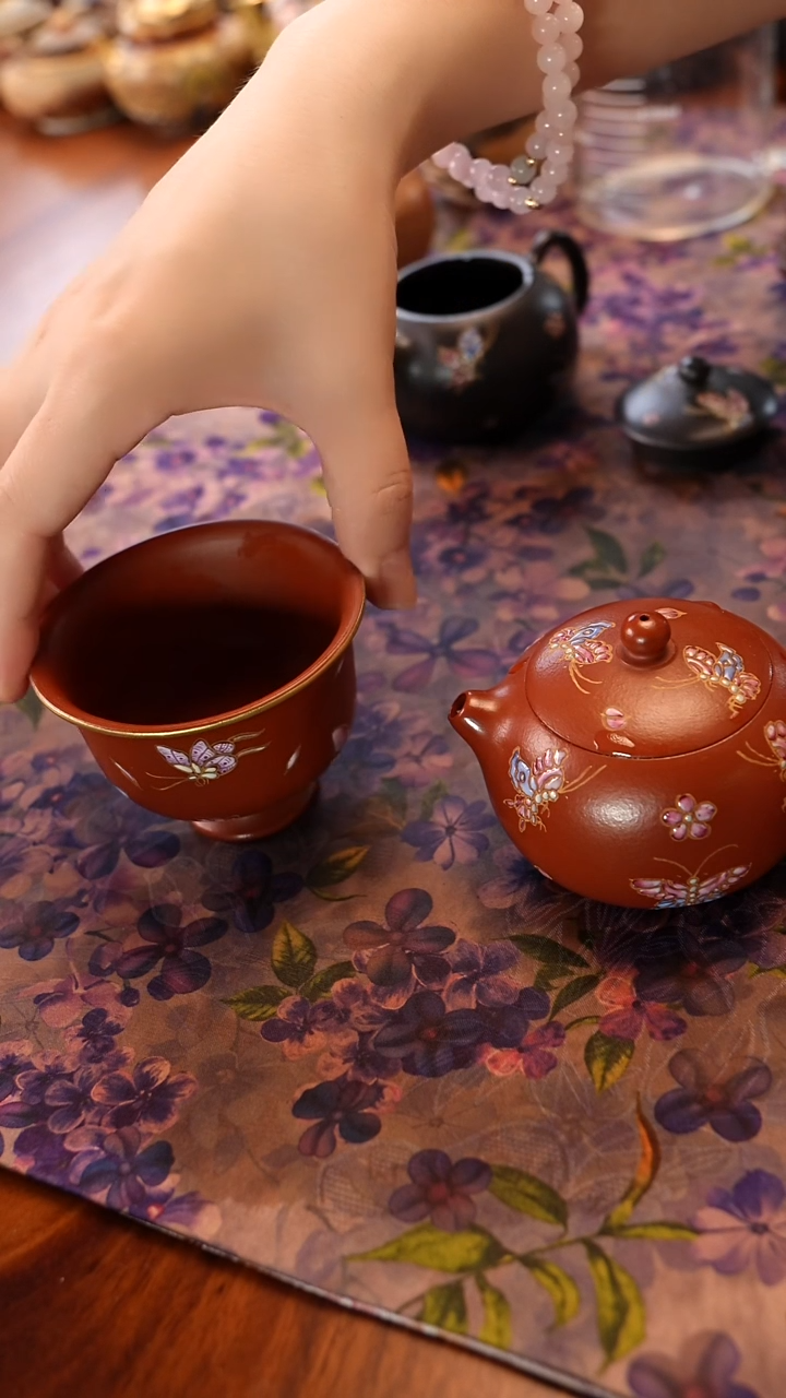 宜兴紫砂大红袍珐琅彩西施壶+ 蝴蝶杯