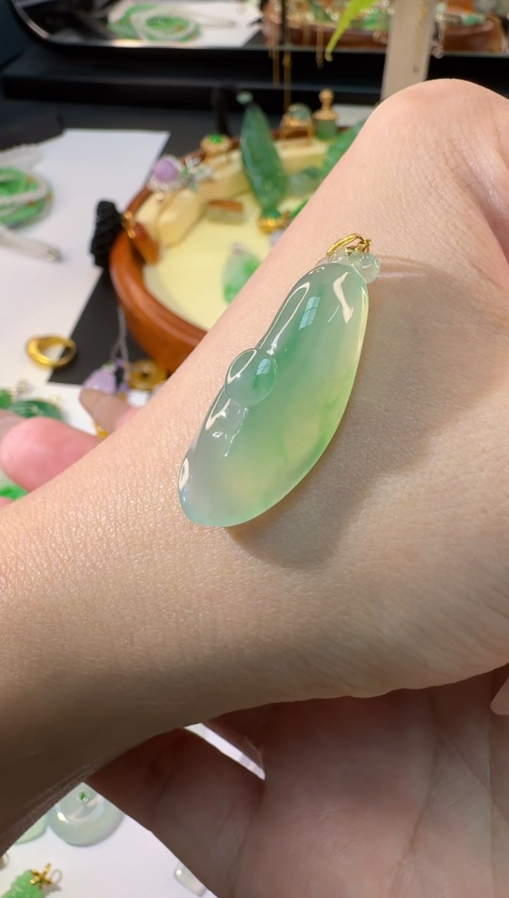 【闪购商品】翡翠颈饰18K金镶嵌缅甸翡翠A货吊坠