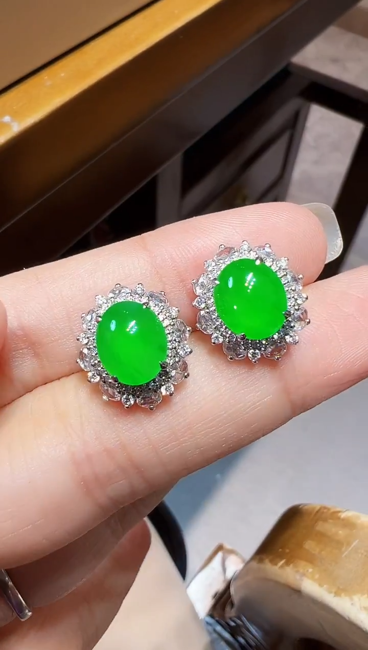 18K金镶嵌翡翠耳钉蛋面