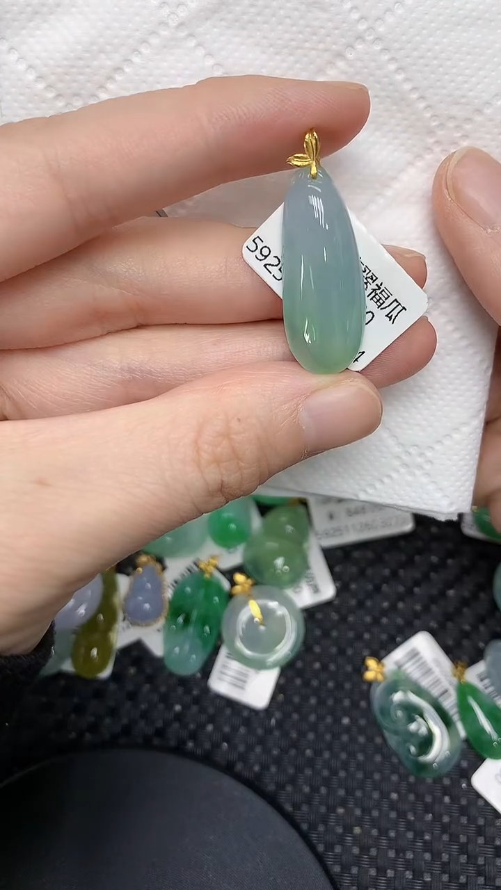 颈饰18K金镶嵌翡翠111111111