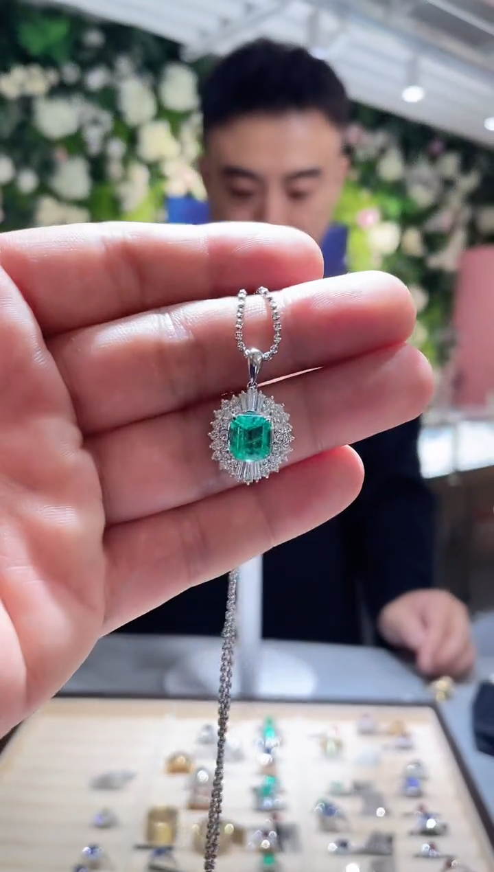 【闪购商品】祖母绿项链18K金镶嵌2.14ct