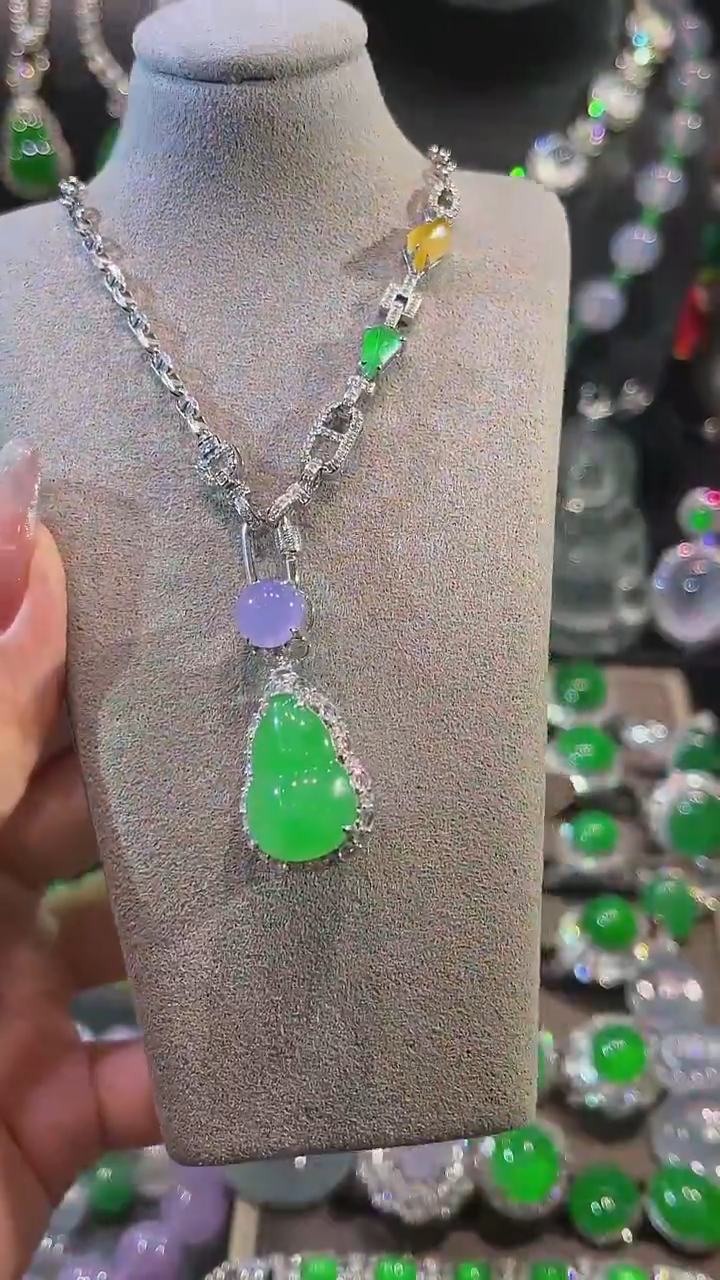 颈饰18K金镶嵌翡翠吊坠