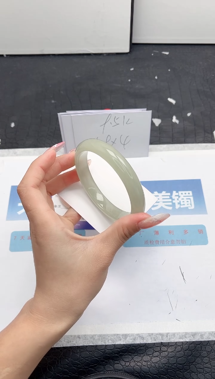 【闪购商品】石英质玉手镯未镶嵌185-64