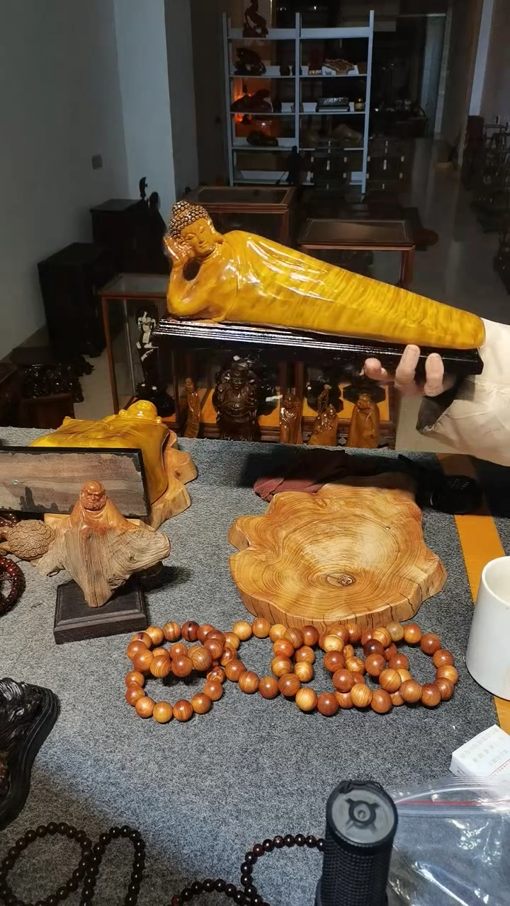 木咖***冰金丝楠木卧佛摆件一个