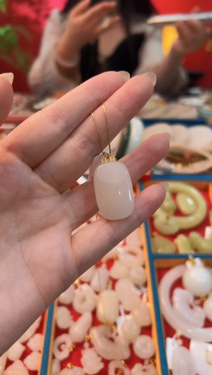 【闪购商品】和田玉吊坠18K金镶嵌藕粉面包无事牌