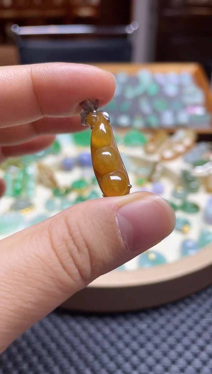 【闪购商品】翡翠颈饰18K金镶嵌福豆