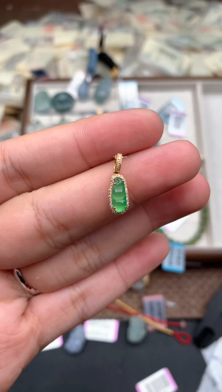 18K金镶嵌挂件翡翠一