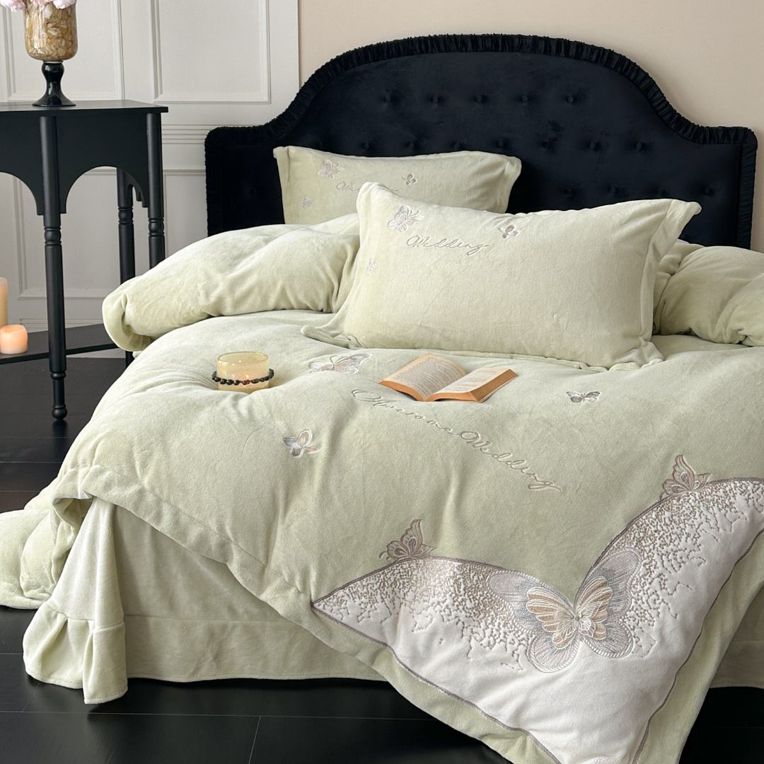 赫莲娜--新款轻奢松弛感重工刺绣全消光牛奶绒韩版宽边四件套