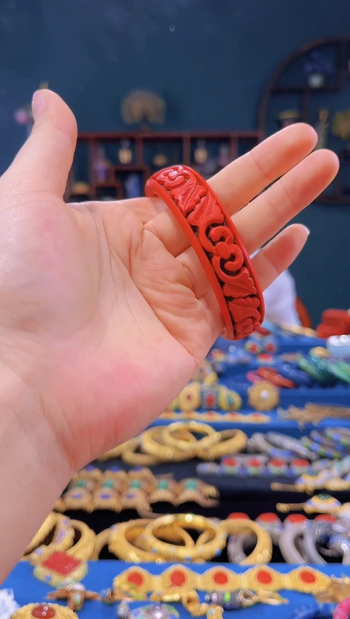 【闪购商品】非遗绝技 雕漆铜胎勾连纹手镯