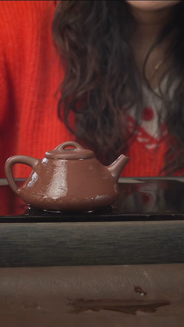 茶壶紫砂子冶，底槽清，