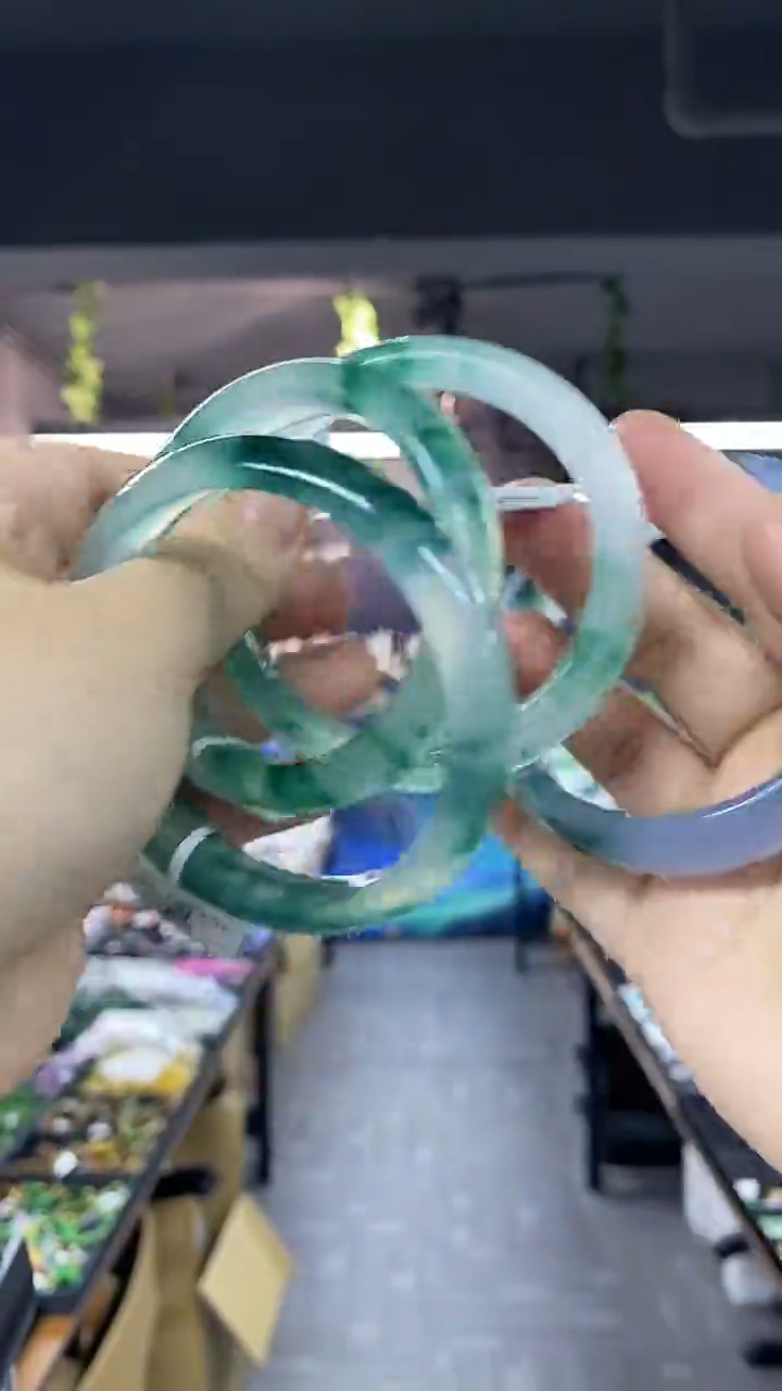 未镶嵌手镯石英质玉（非洲翠）多样性发其一颜色微差