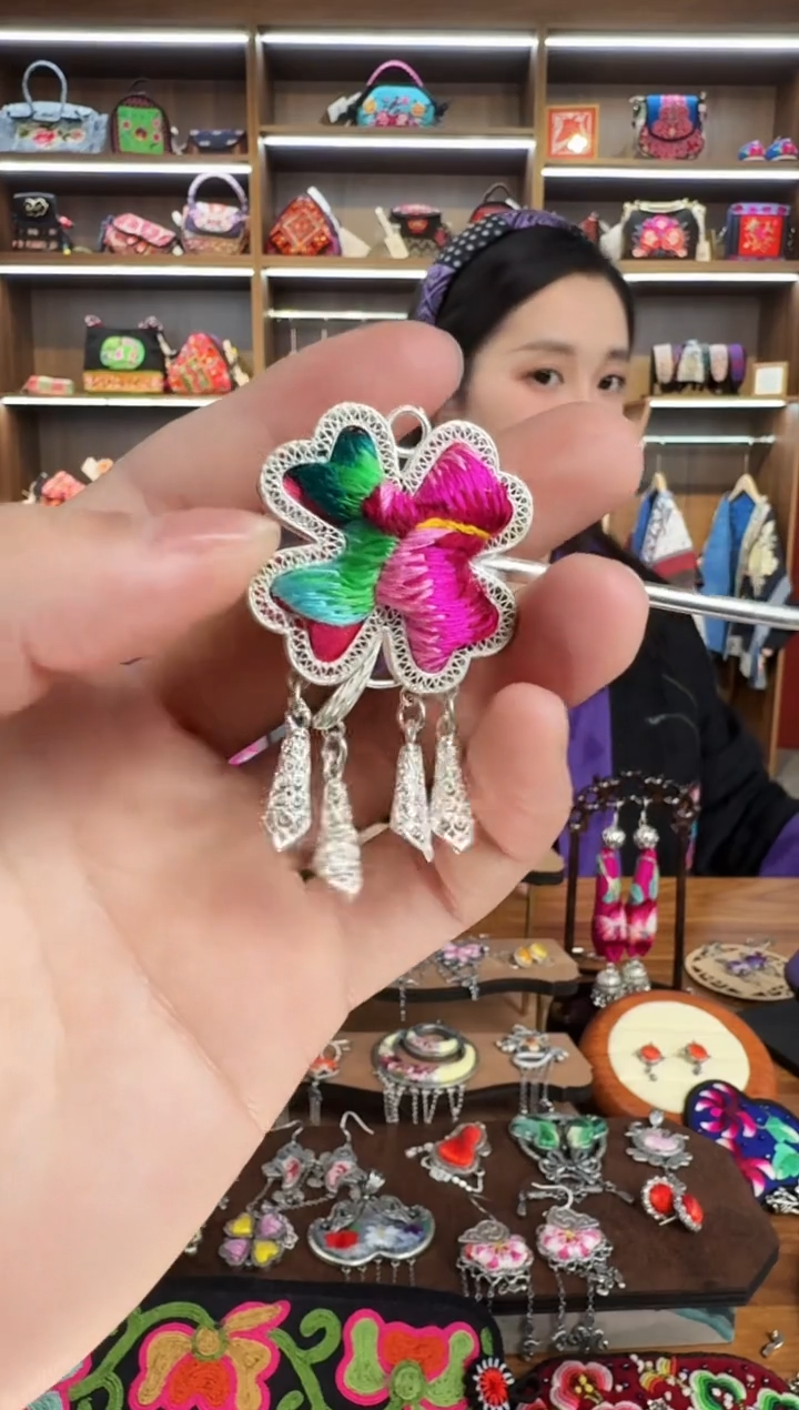 【闪购商品】织绣35蒙阿苏苗绣传承