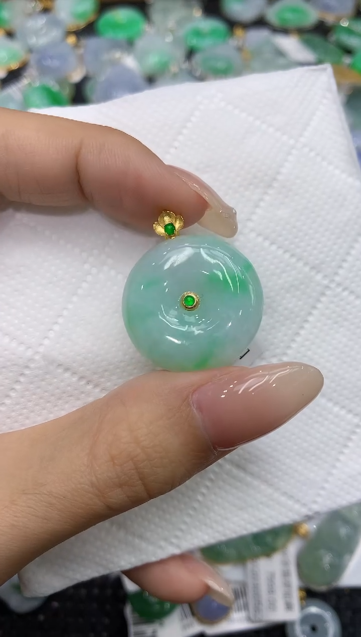 翡翠18K金镶嵌颈饰111111111111