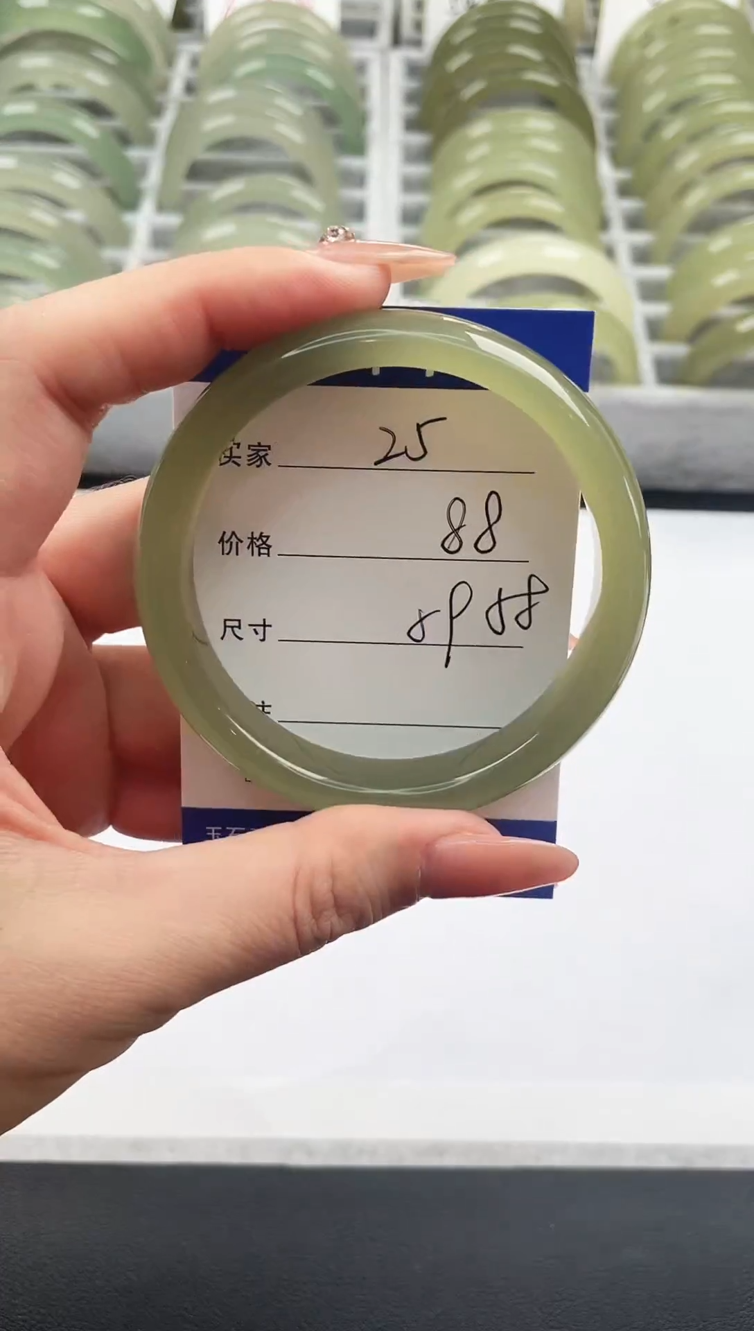 未镶嵌手镯石英质玉湖水绿