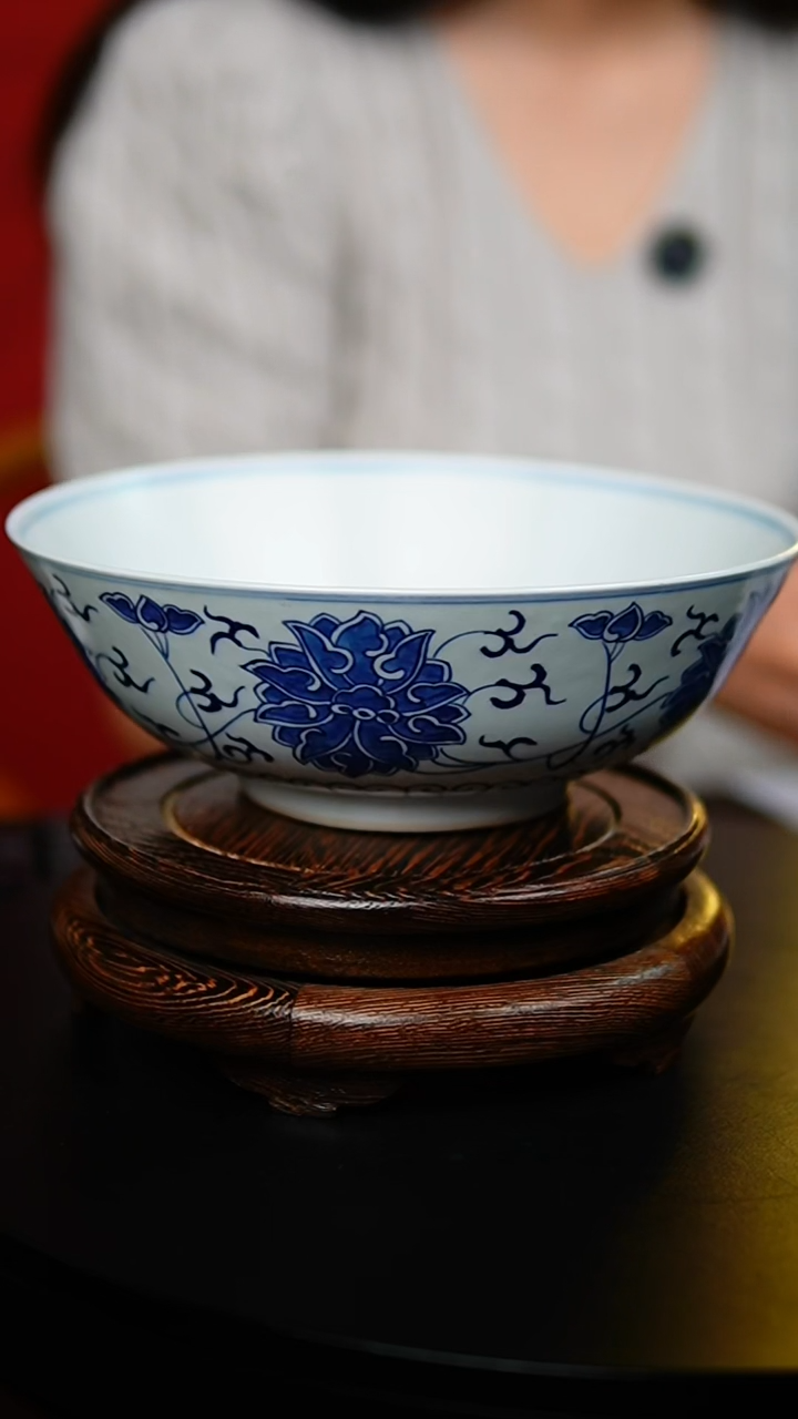 瓷片仿宣统青花缠枝花卉大碗
