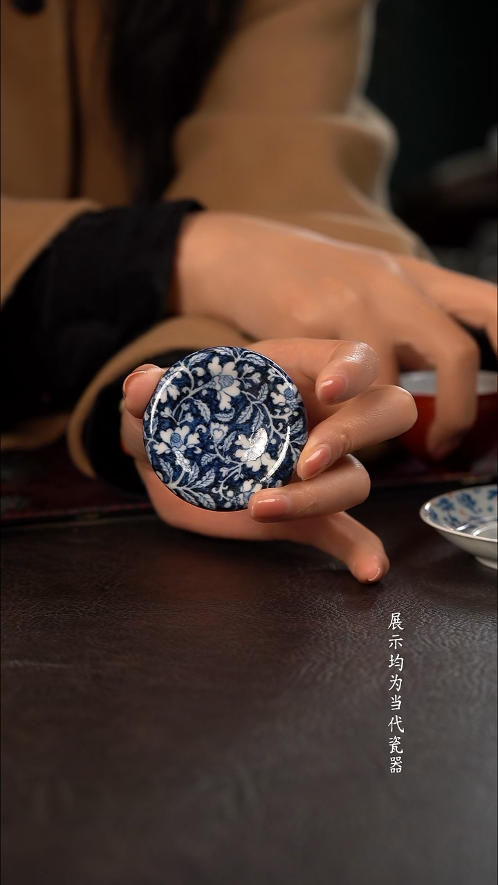 子润窑蓝地茶花曲奇盖置