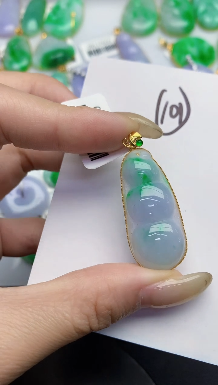 翡翠18K金镶嵌颈饰缅甸天然翡翠A货