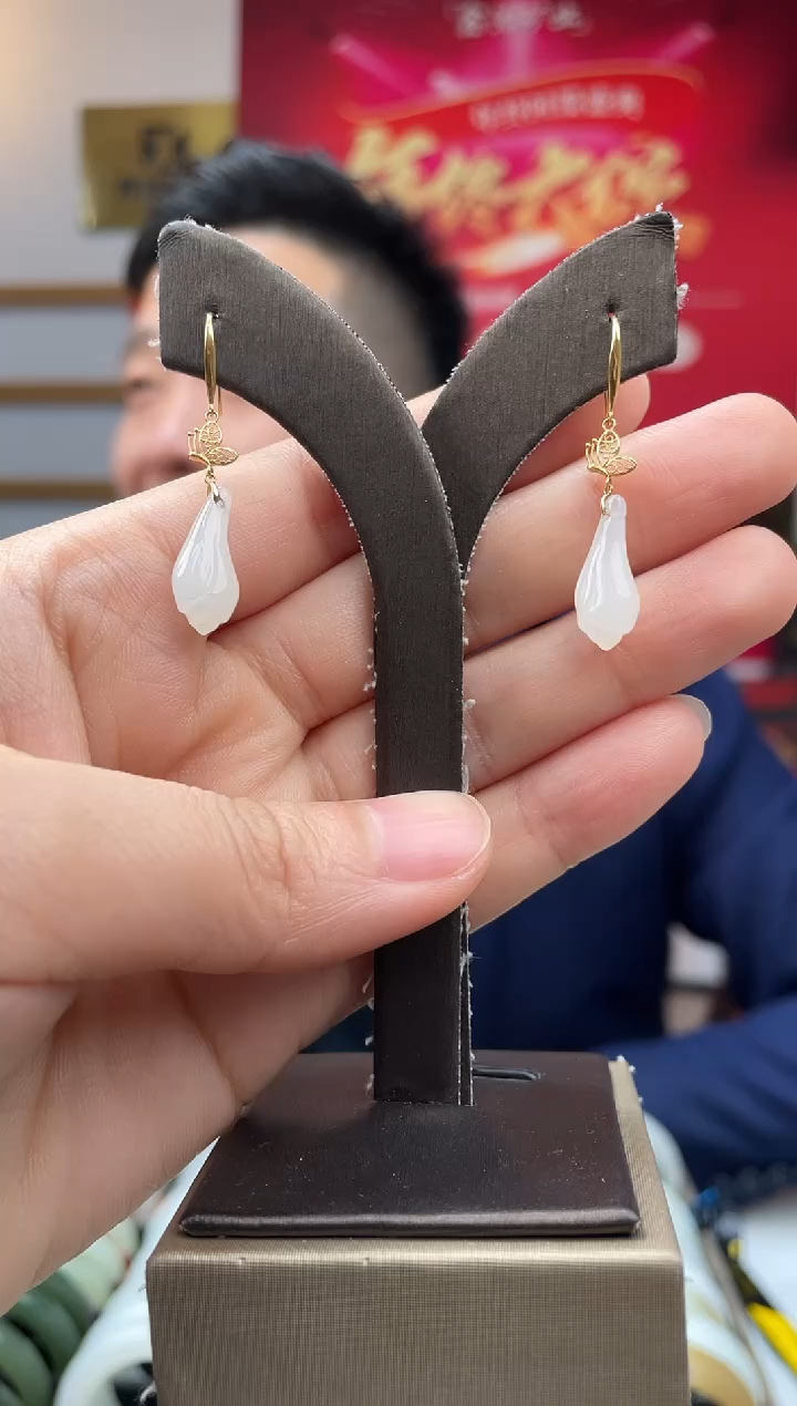 【闪购商品】和田玉耳饰18K金镶嵌玉兰花耳钩发一对