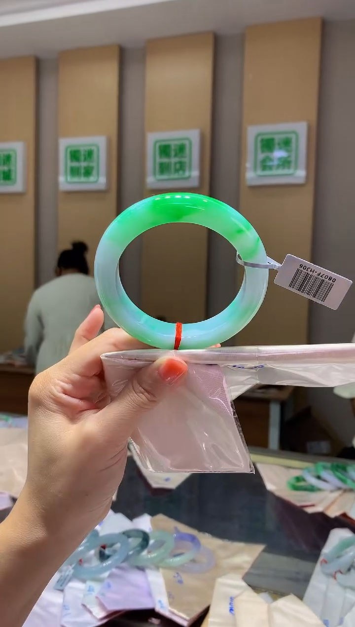 翡翠手镯未镶嵌-C106 圈口58