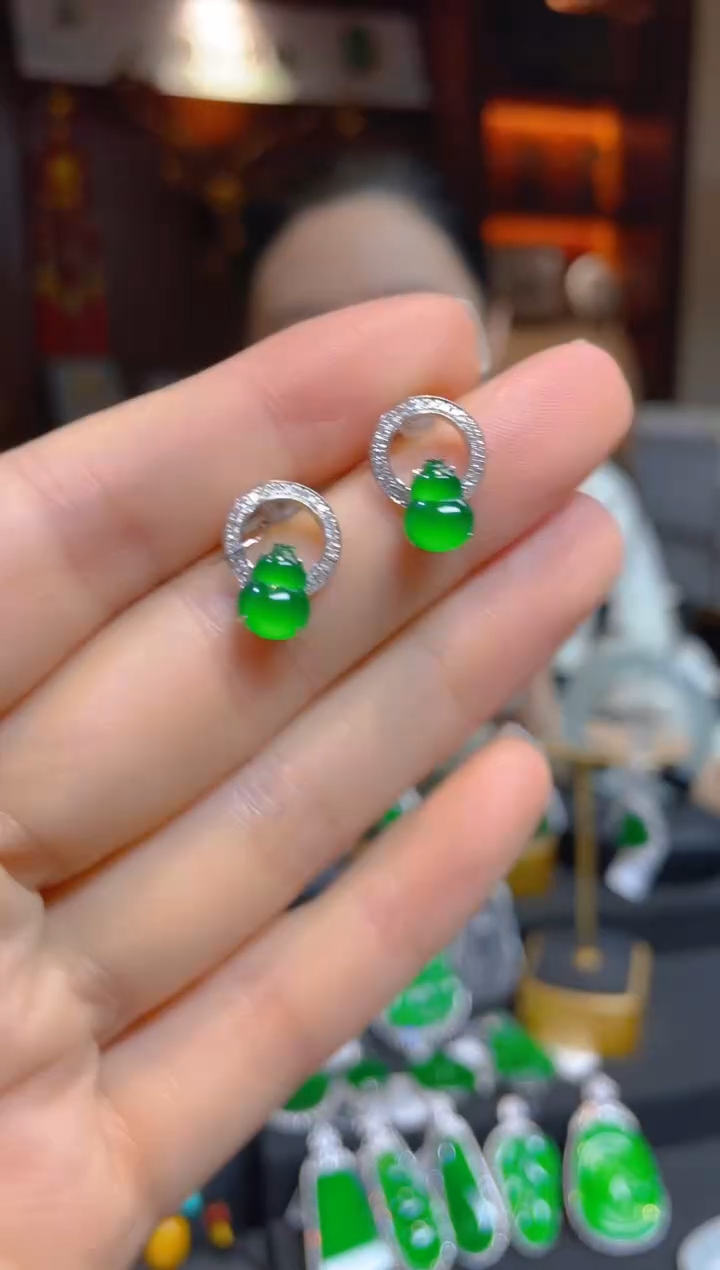 【闪购商品】翡翠耳饰18K金镶嵌118890天然A货翡翠葫芦耳钉