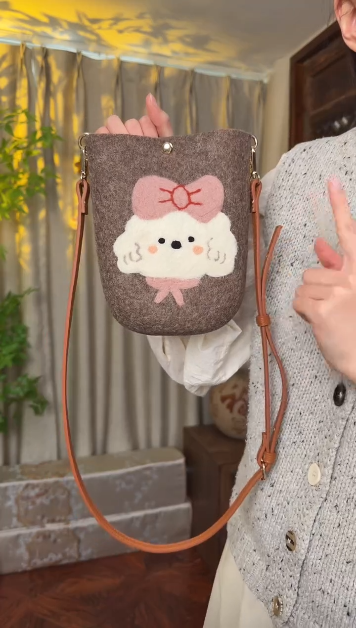 羊毛非遗羊毛毡包 手机包小狗