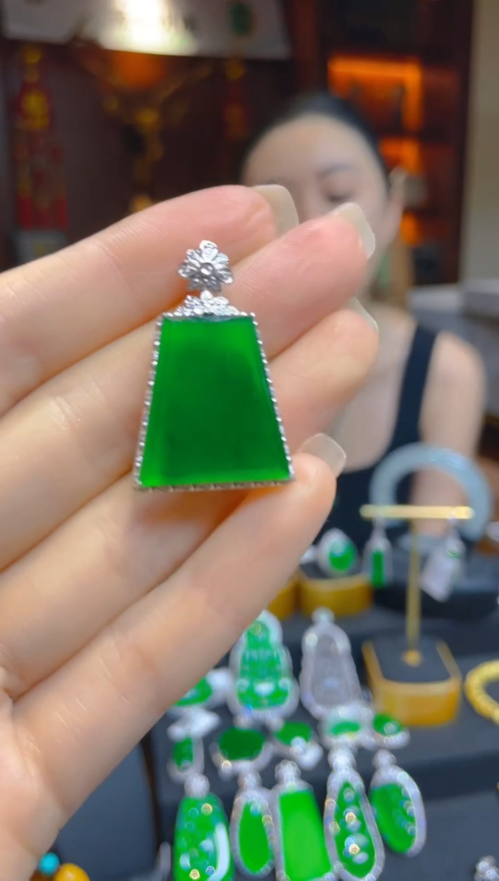 翡翠18K金镶嵌颈饰天然A货翡翠无事牌/126110