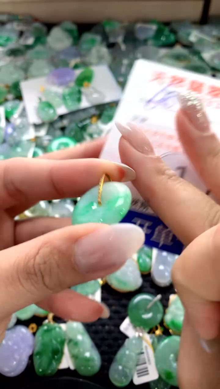 颈饰18K金镶嵌翡翠1111111111111111