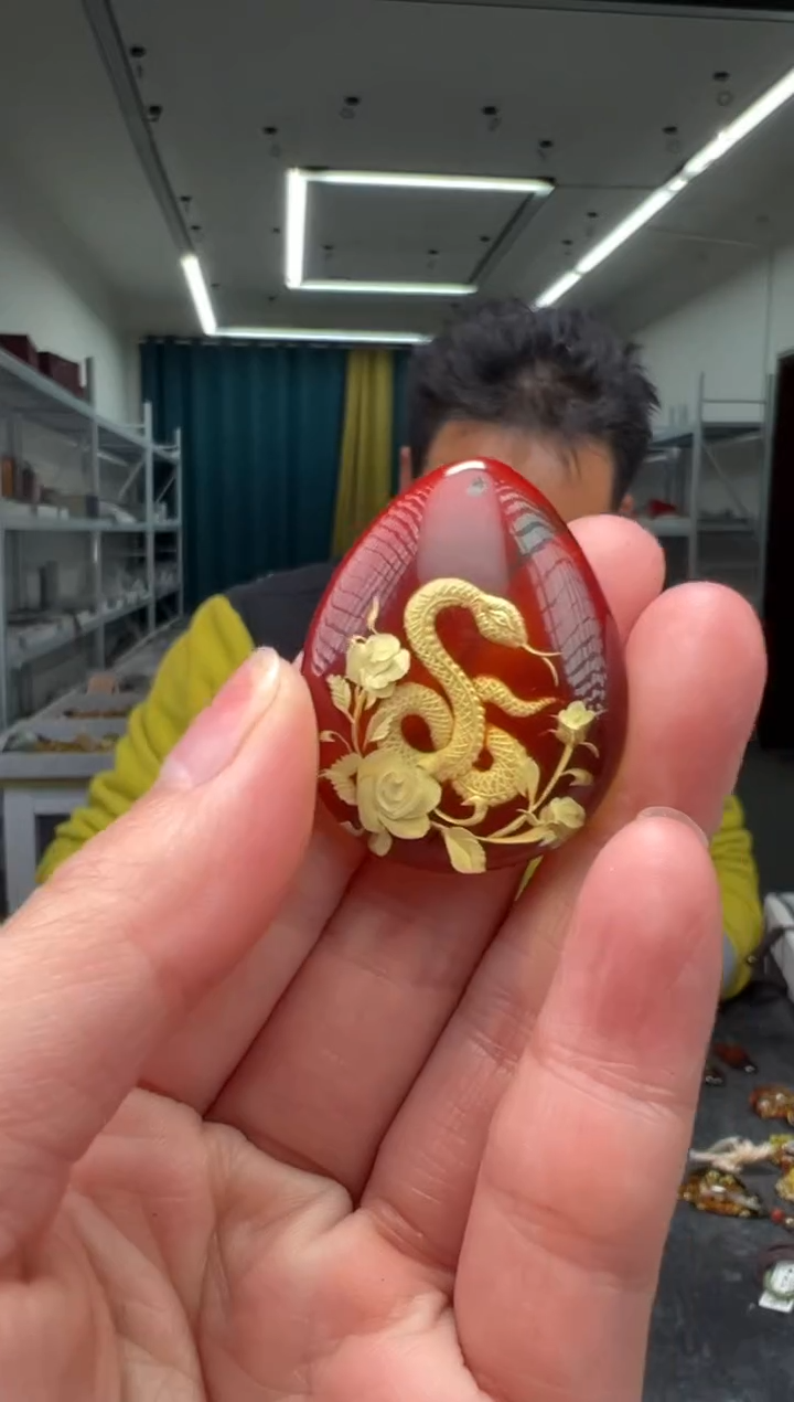 琥珀颈饰未镶嵌蛇