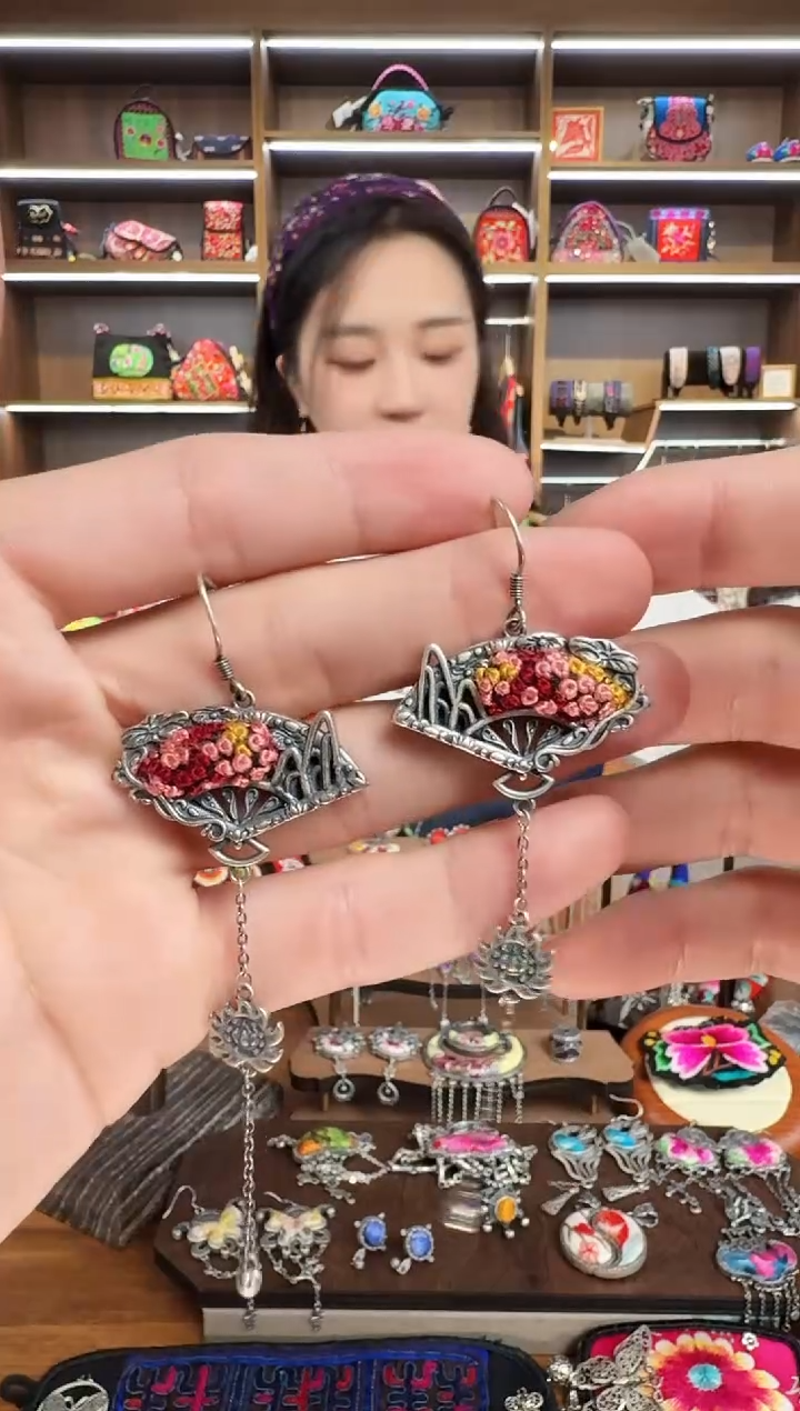 【闪购商品】织绣132蒙阿苏苗绣传承