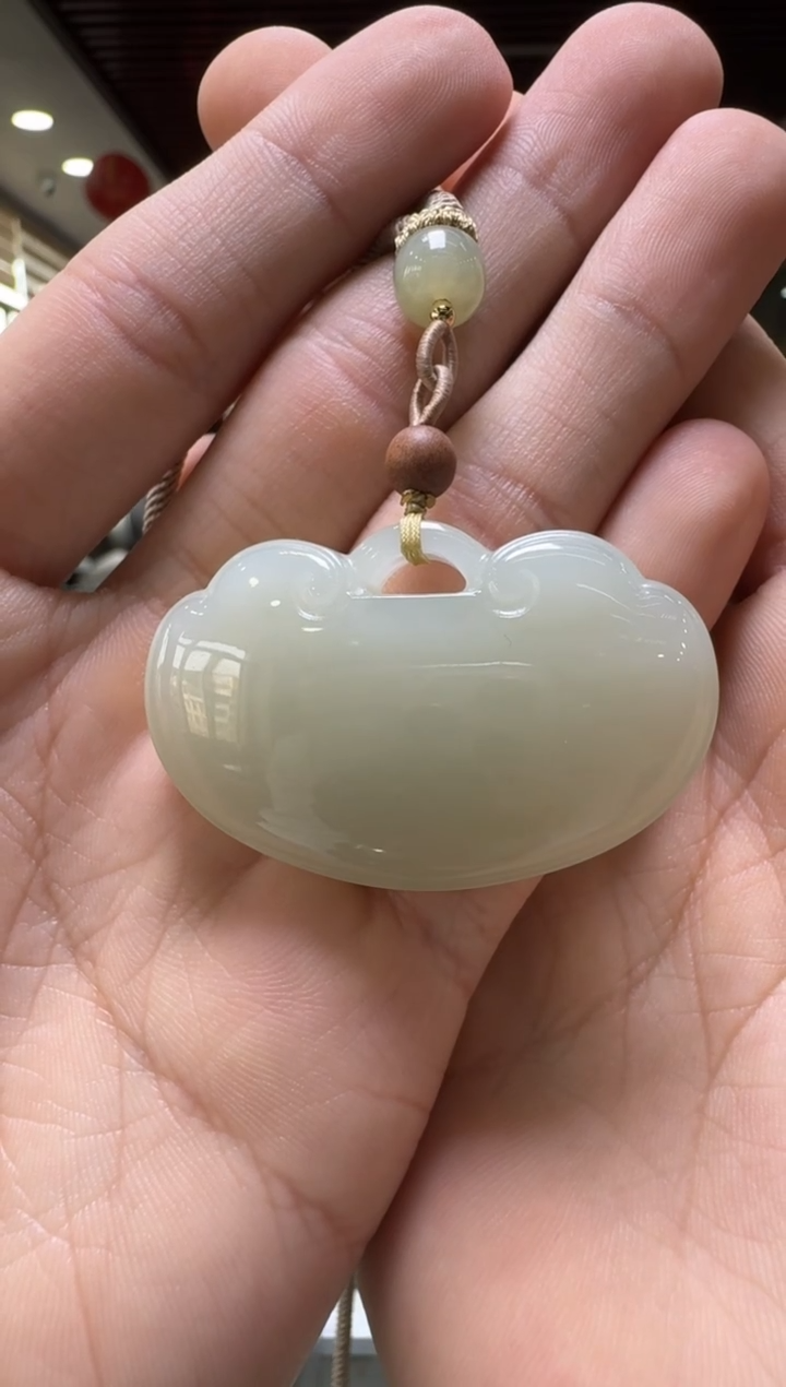 颈饰未镶嵌和田玉厚装祥云锁吊坠/配绳