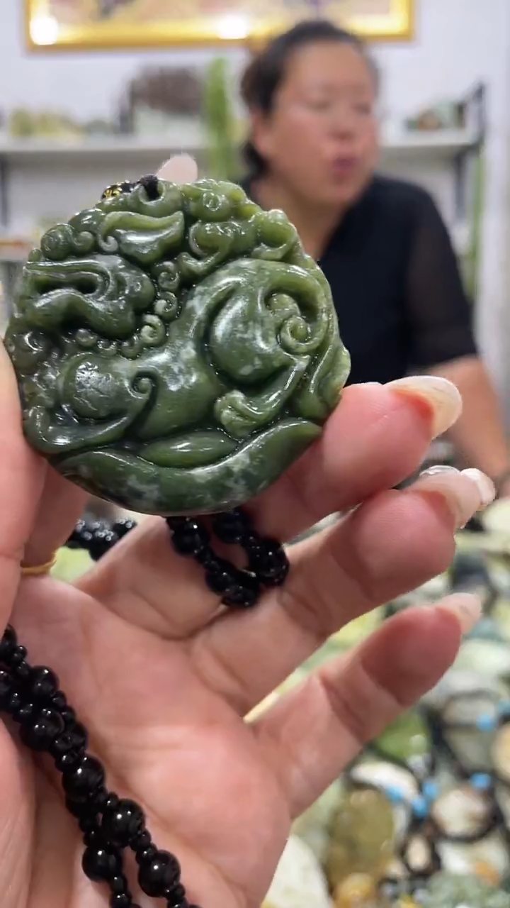 岫玉未镶嵌吊坠              