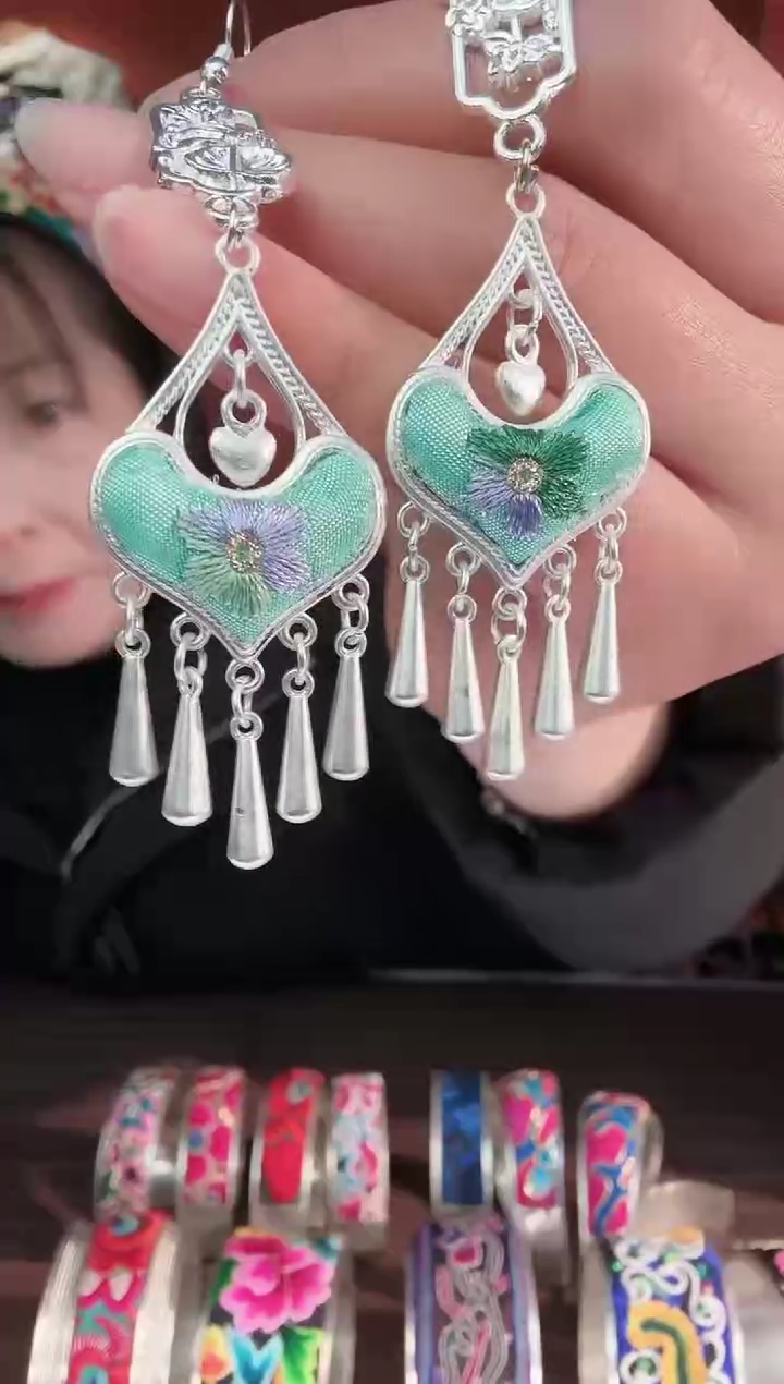 织绣非遗手工苗绣刺绣饰品7