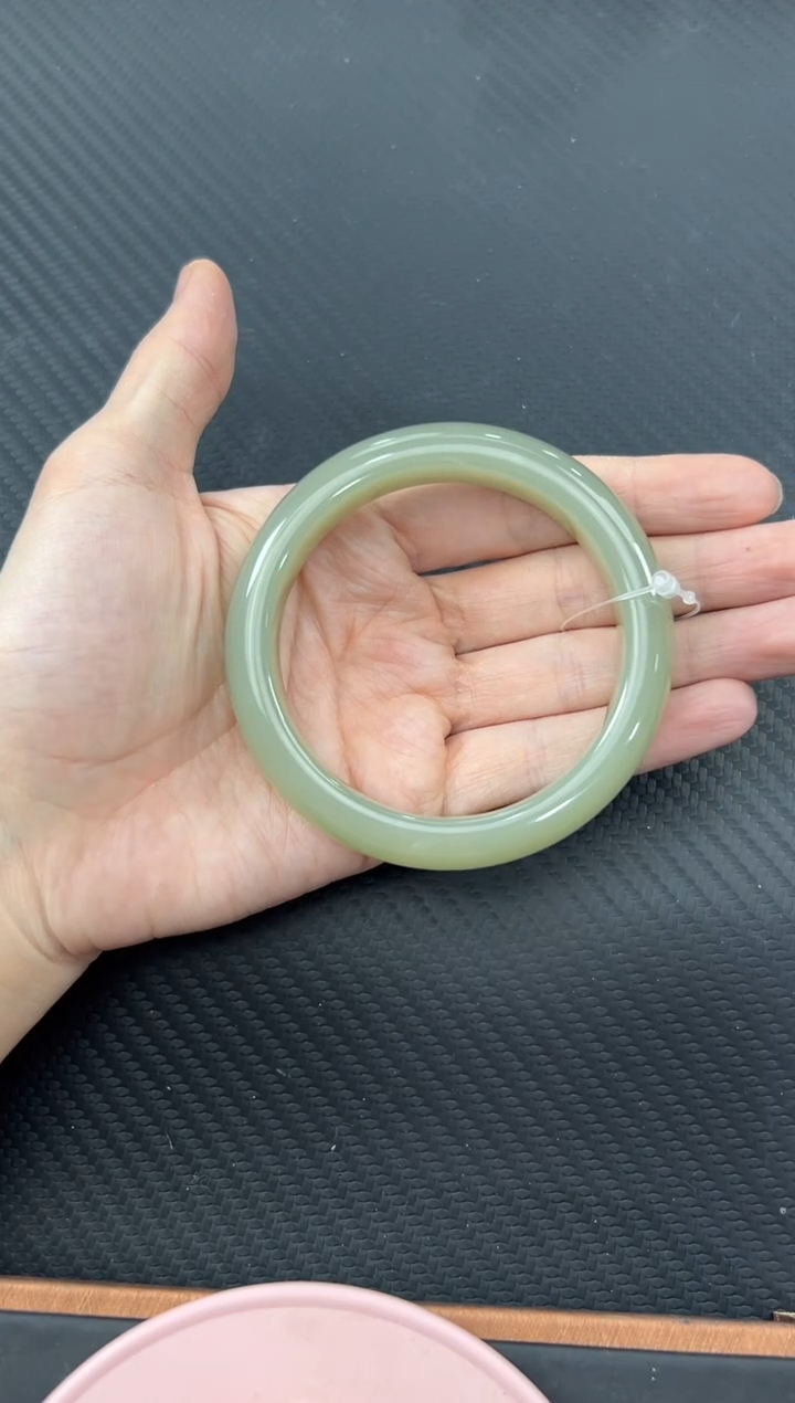 【闪购商品】和田玉手镯未镶嵌且末微色差近矿60手镯