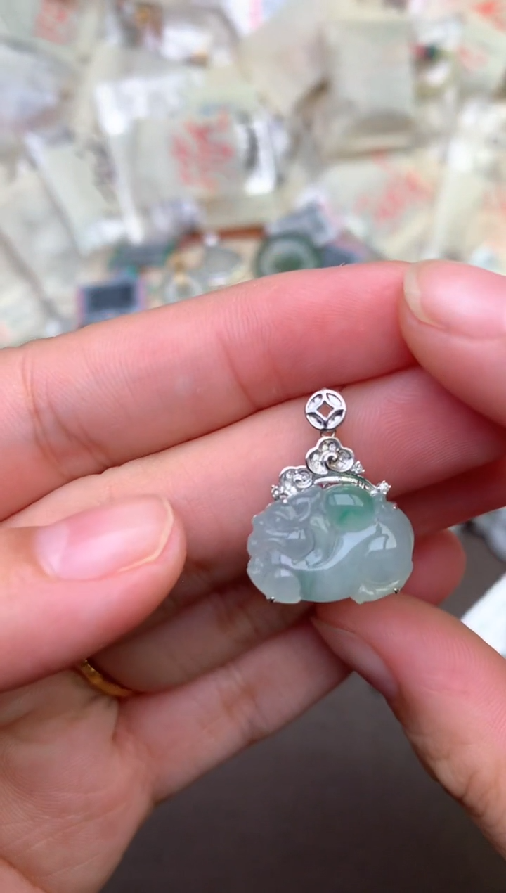 18K金镶嵌挂件翡翠一