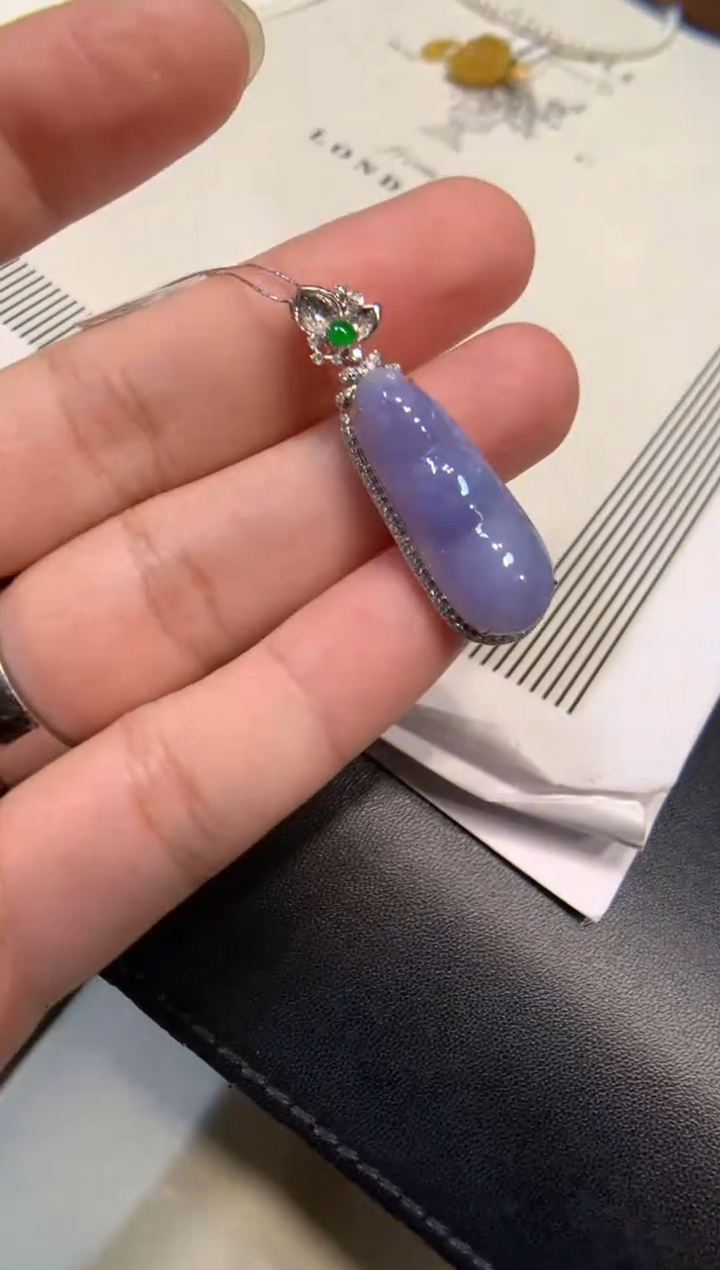 颈饰18K金镶嵌翡翠福豆