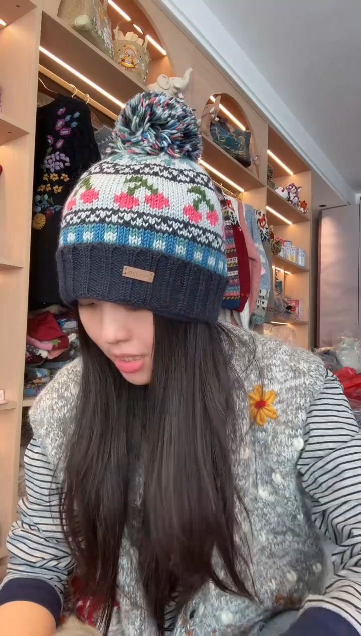 美丽如翻边樱桃蓝色帽