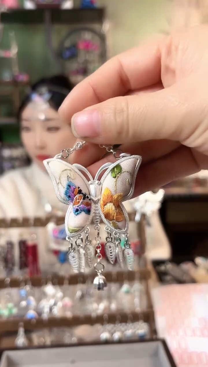 彩云南阁非遗老绣苗银饰品646