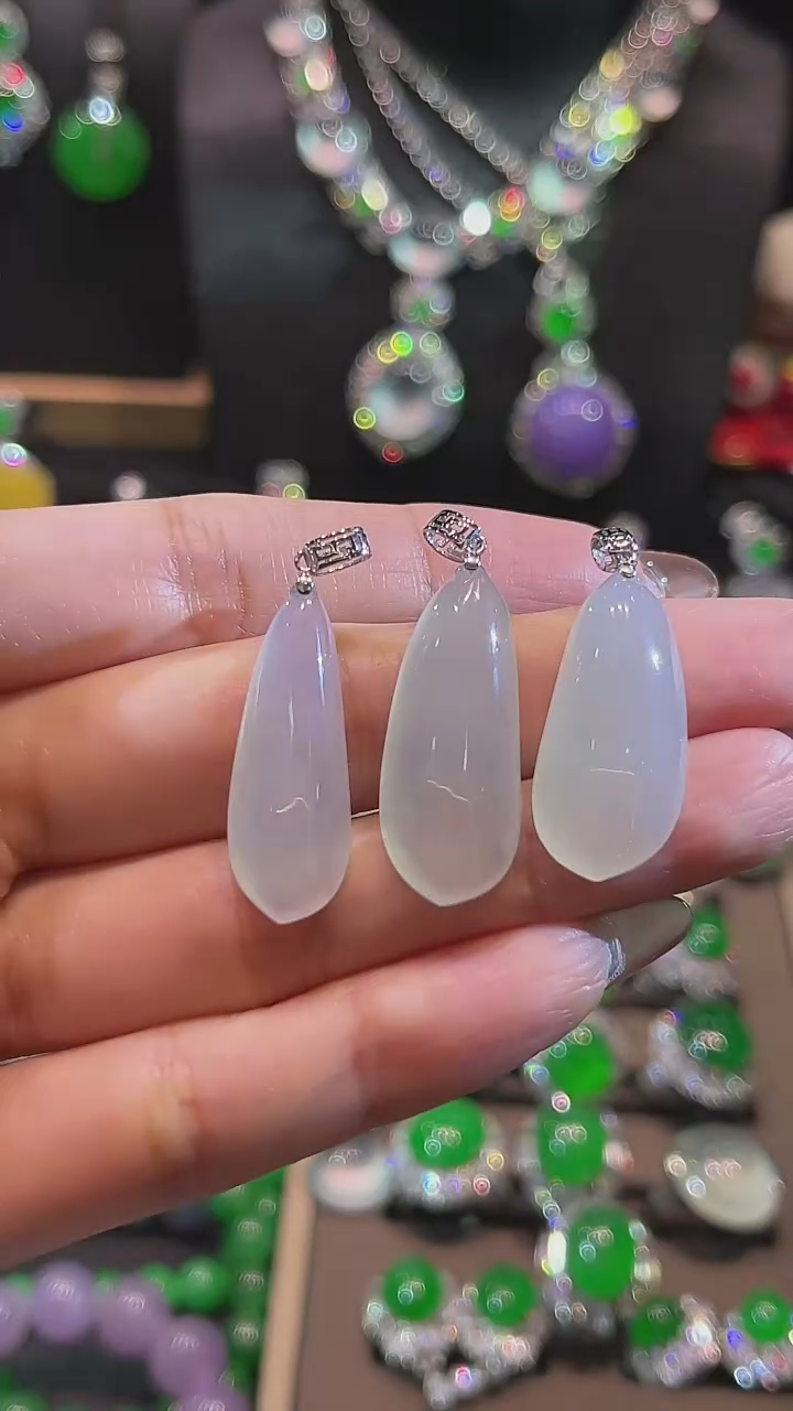 颈饰18K金镶嵌翡翠吊坠