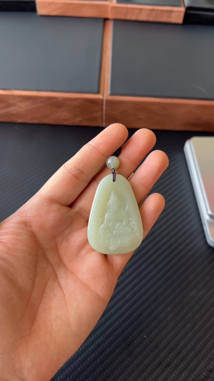 【闪购商品】和田玉吊坠(赠链)未镶嵌且末微色差迪克兰二细