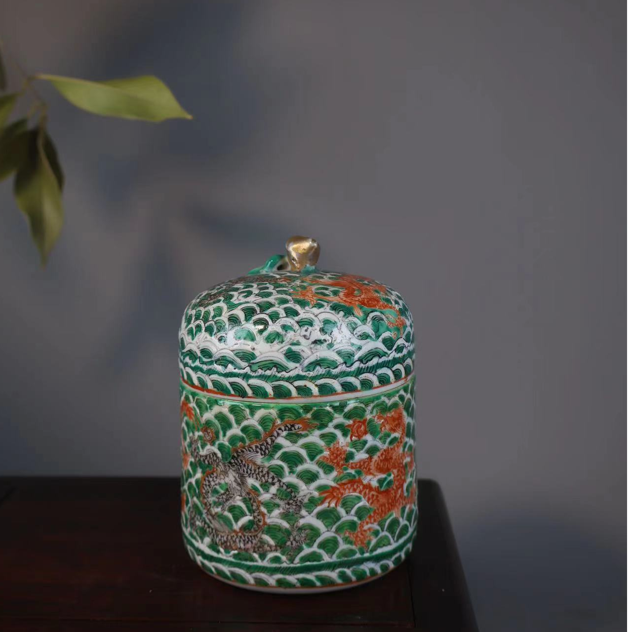 22:清晚期粉彩滔水龙纹酒盅